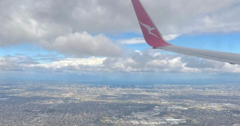 メルボルン到着直前のカンタス航空の飛行機。目下にはメルボルンの街並みが広がる