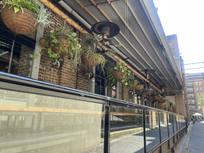 シドニーThe Fine Food Storeへ向かう小道