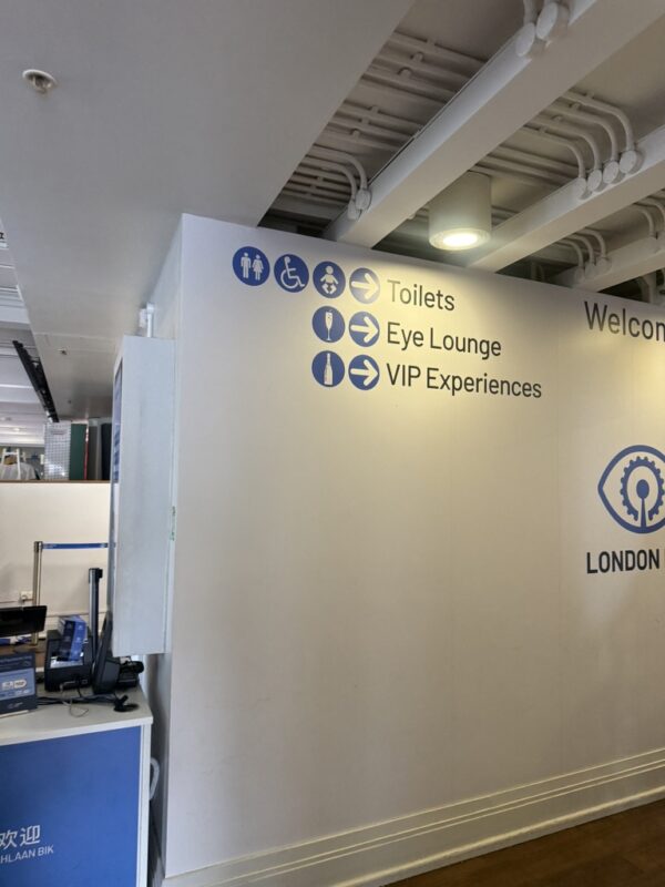 ロンドンアイ館内の案内サイン｜トイレ・Eye Lounge・VIP Experiencesの表示
