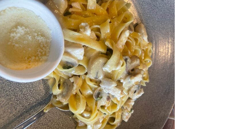 クリームソースのフィットチーネパスタ