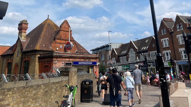 ウィンブルドンテニスコート、最寄駅のSouthefields駅
