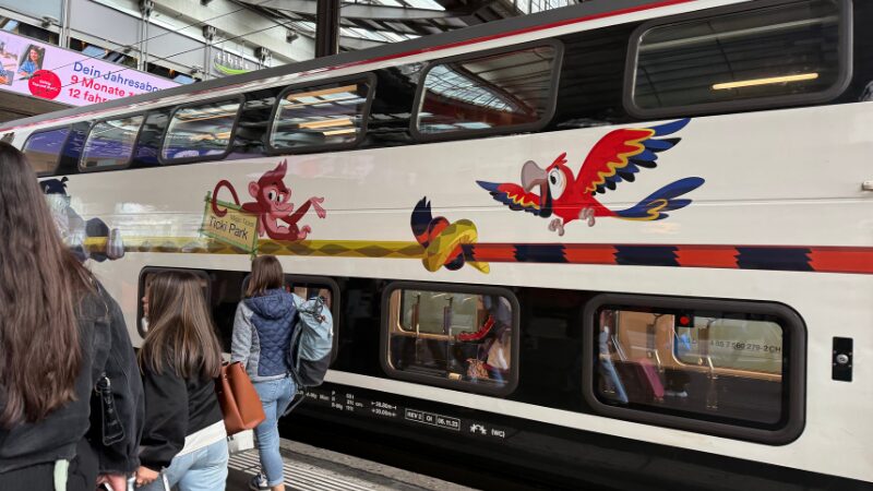スイスの列車　子供用はかわいいペイント