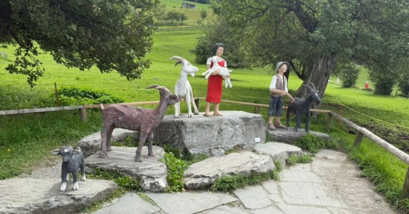 スイス マイエンフェルトのハイジホフで出迎えてくれる物語から出てきたようなハイジとペーターとヤギ達