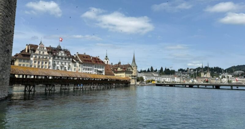 ルツェルンのカペル橋とスイスの国旗