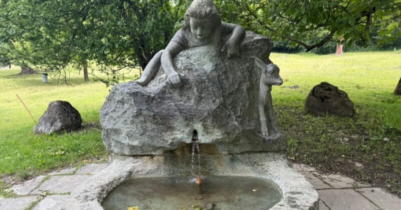 スイス、マイエンフェルトのハイジ村にハイキングしている時に見つけたハイジの泉