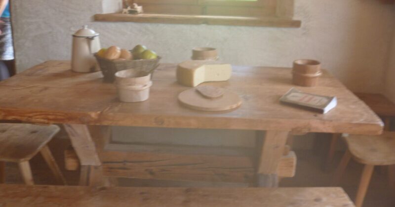 スイス マイエンフェルトにあるハイジ村。ハイジの物語を再現したダイニングテーブル