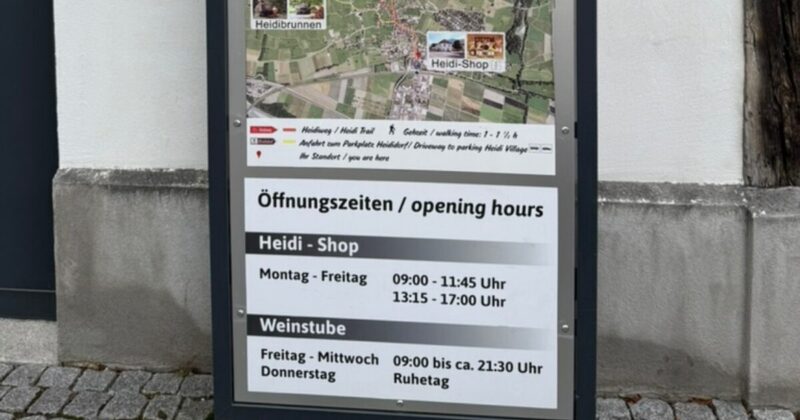 スイス マイエンフェルトにある観光案内所兼お土産屋の営業時間案内の看板