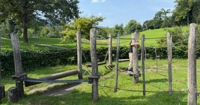 ルツェルンにある有名作曲家リヒャルド・ワーグナーの家から徒歩5分にある公園のアスレチックで遊ぶ子ども