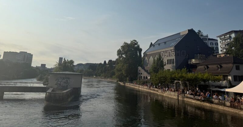 チューリッヒのリマト川でくつろぐ人々