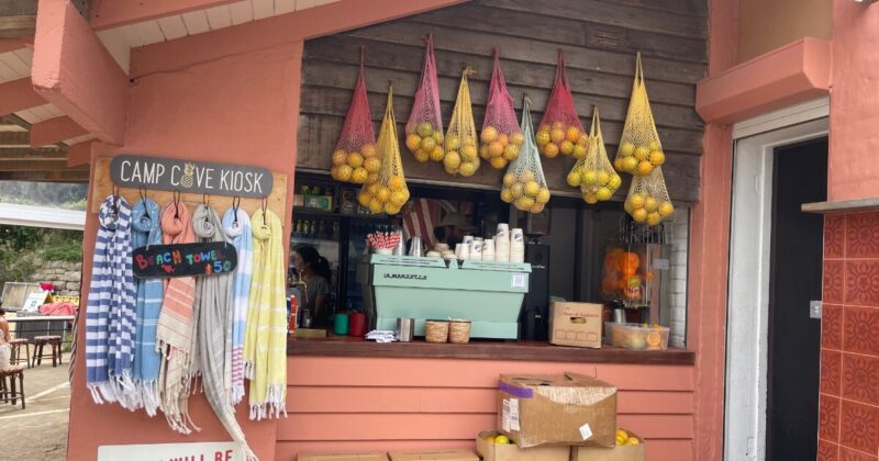 キャンプコーブビーチにあるキオスクではかわいいトルコタオルを販売中