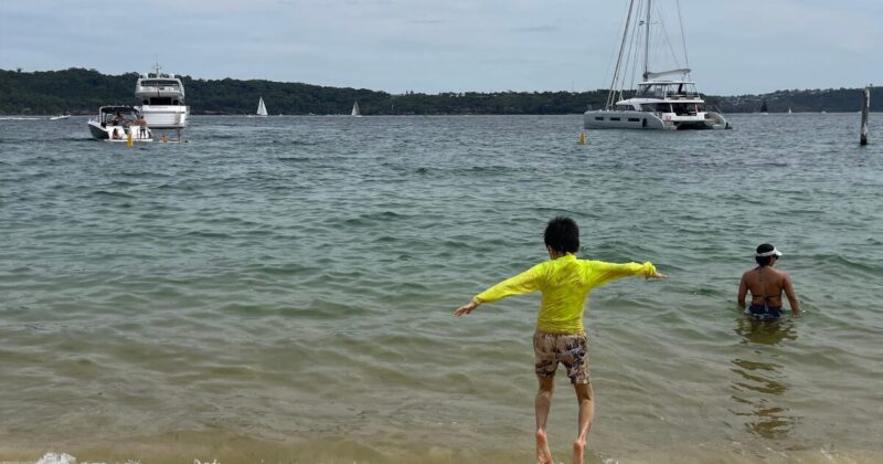 海外のビーチでの子どものラッシュガードは目立つ色に限る