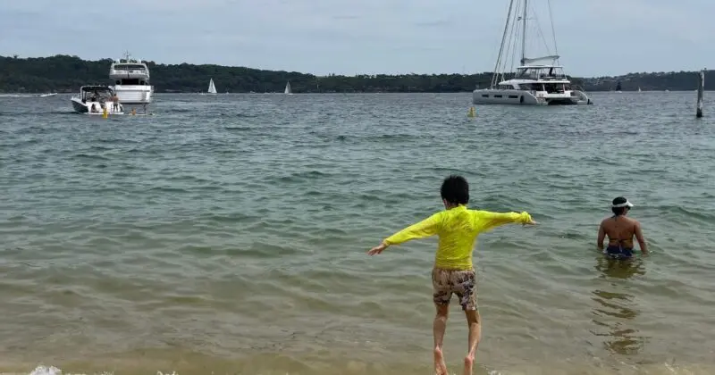 海外のビーチでの子どものラッシュガードは目立つ色に限る