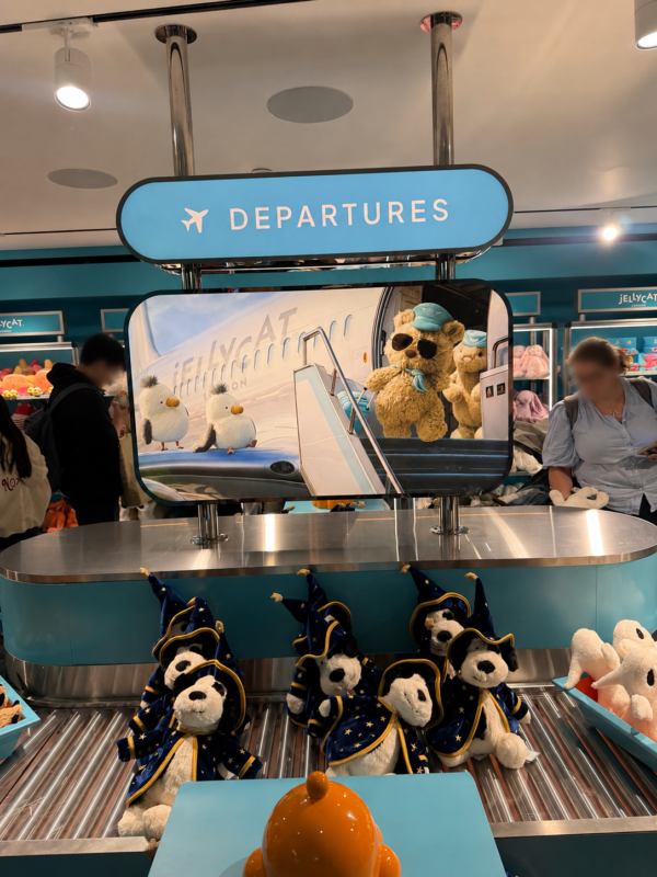 Harrodsの「Jellycat Airlines」。DEPARTURESの表示と荷物ターンテーブルに並ぶパイロット姿のぬいぐるみ