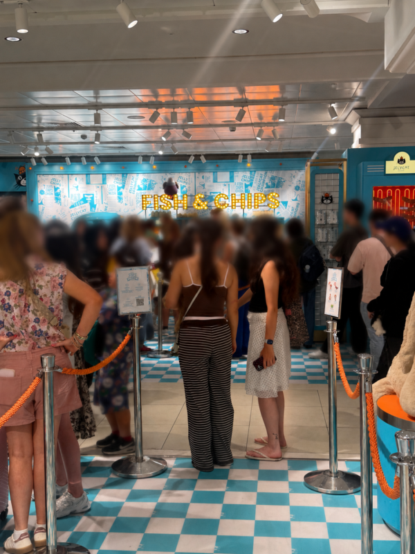 Selfridgesのフィッシュ&チップス体験の入口にできた行列。右側が予約者の列