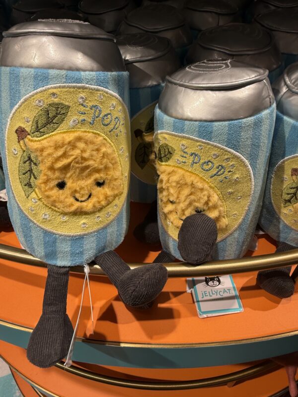 レモンやジュース缶をモチーフにしたジェリーキャットのぬいぐるみが並ぶSelfridgesの売り場