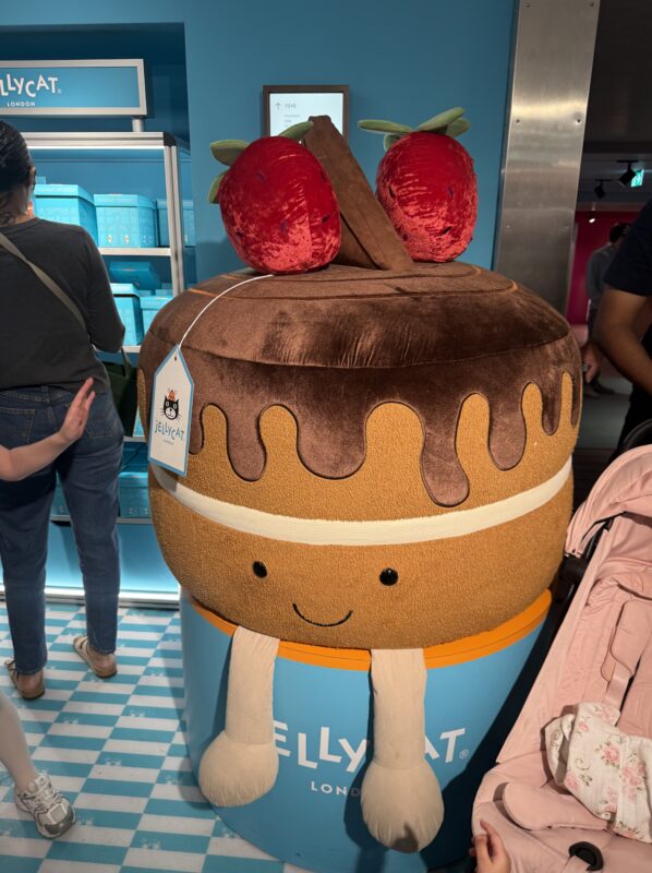 イチゴをのせたチョコレートケーキをかたどったジェリーキャットの大きなディスプレイ