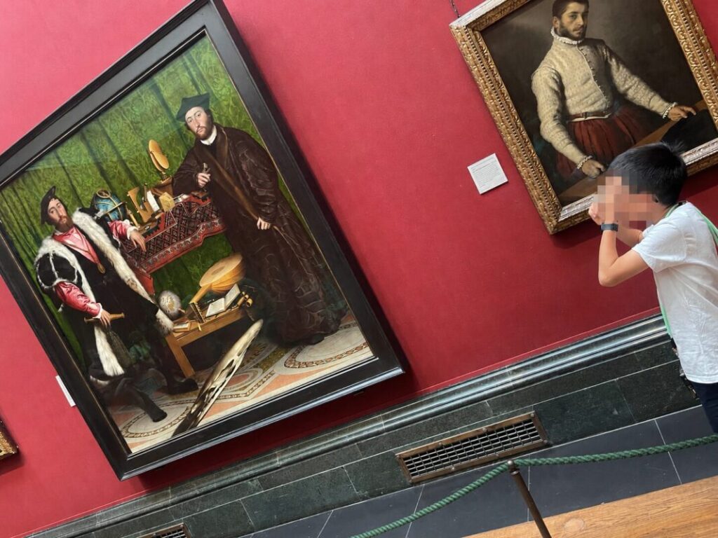 ナショナル・ギャラリーに展示されているホルバインの絵画「大使たち」