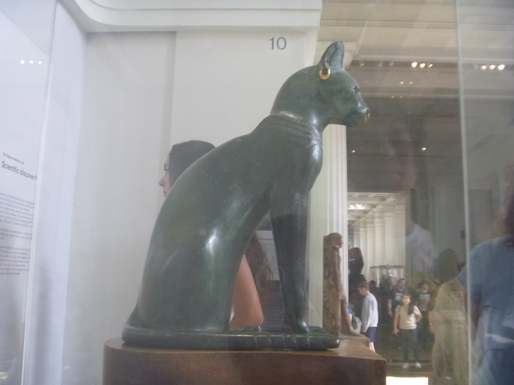 大英博物館に展示されている古代エジプトの猫の像「ゲイヤー・アンダーソン・キャット」