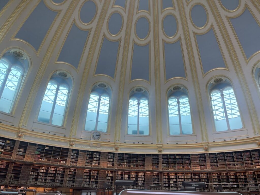 大英博物館の図書室エリア、ドーム型の天井と本棚