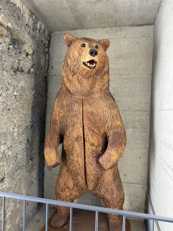 熊公園にある子どもが乗れる木製のクマの置物