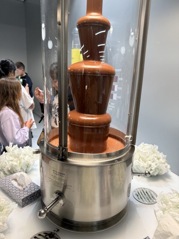 リンツ博物館でチョコレートを試食する様子