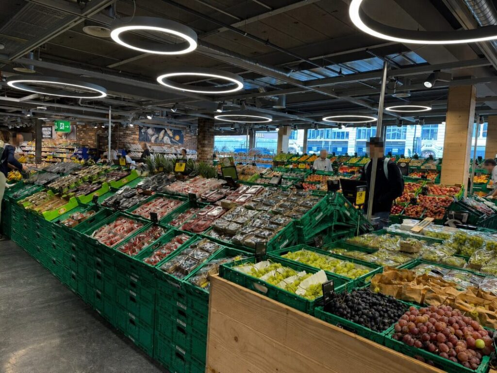 チューリッヒ中央駅のスーパーに並ぶ新鮮なフルーツと野菜
