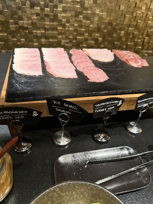 朝食ビュッフェのハム・サラミなどコールドカット｜ホテル シュバイツァーホフ ツェルマットの朝食